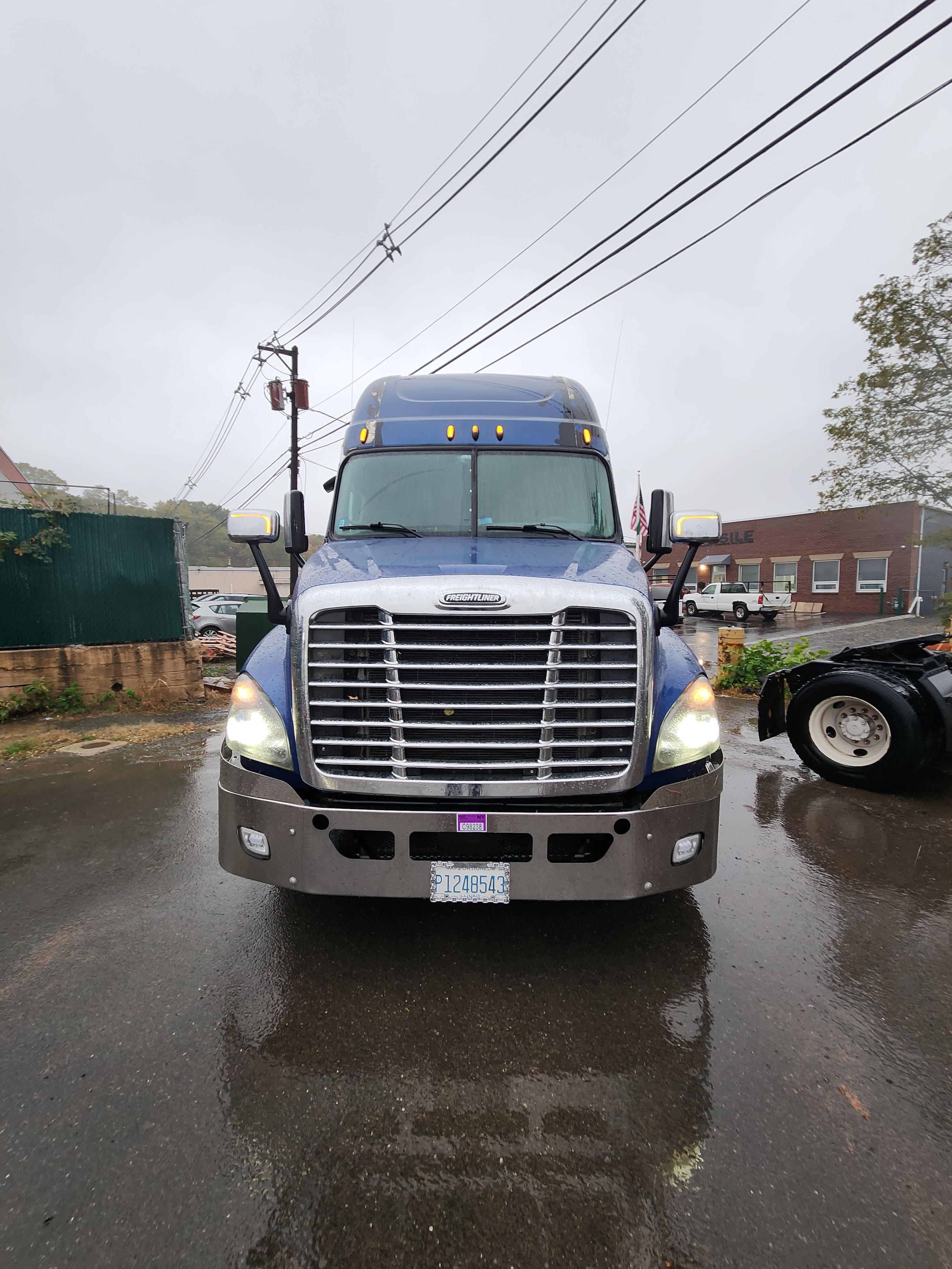 2013 Freightliner Cascadia image 1