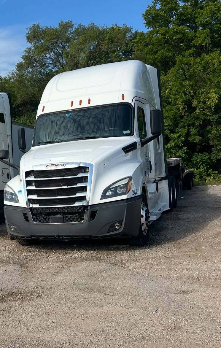 2020 Freightliner Cascadia 126 image 1