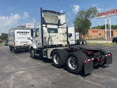 2020 Volvo VNL image 5