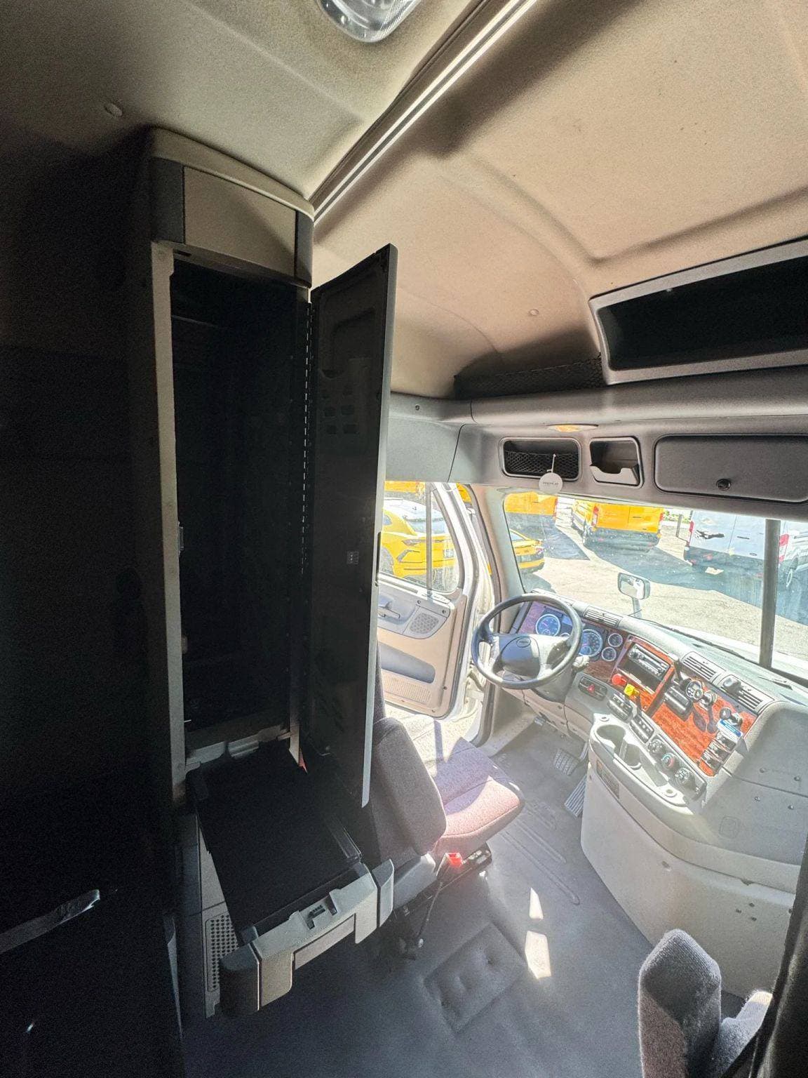 2016 Freightliner Cascadia image 43