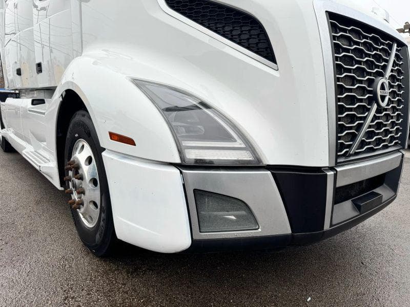 2020 Volvo VNL image 10