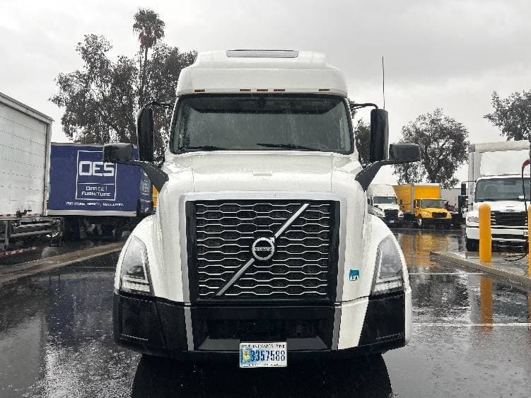 2023 Volvo VNL64T760 image 2