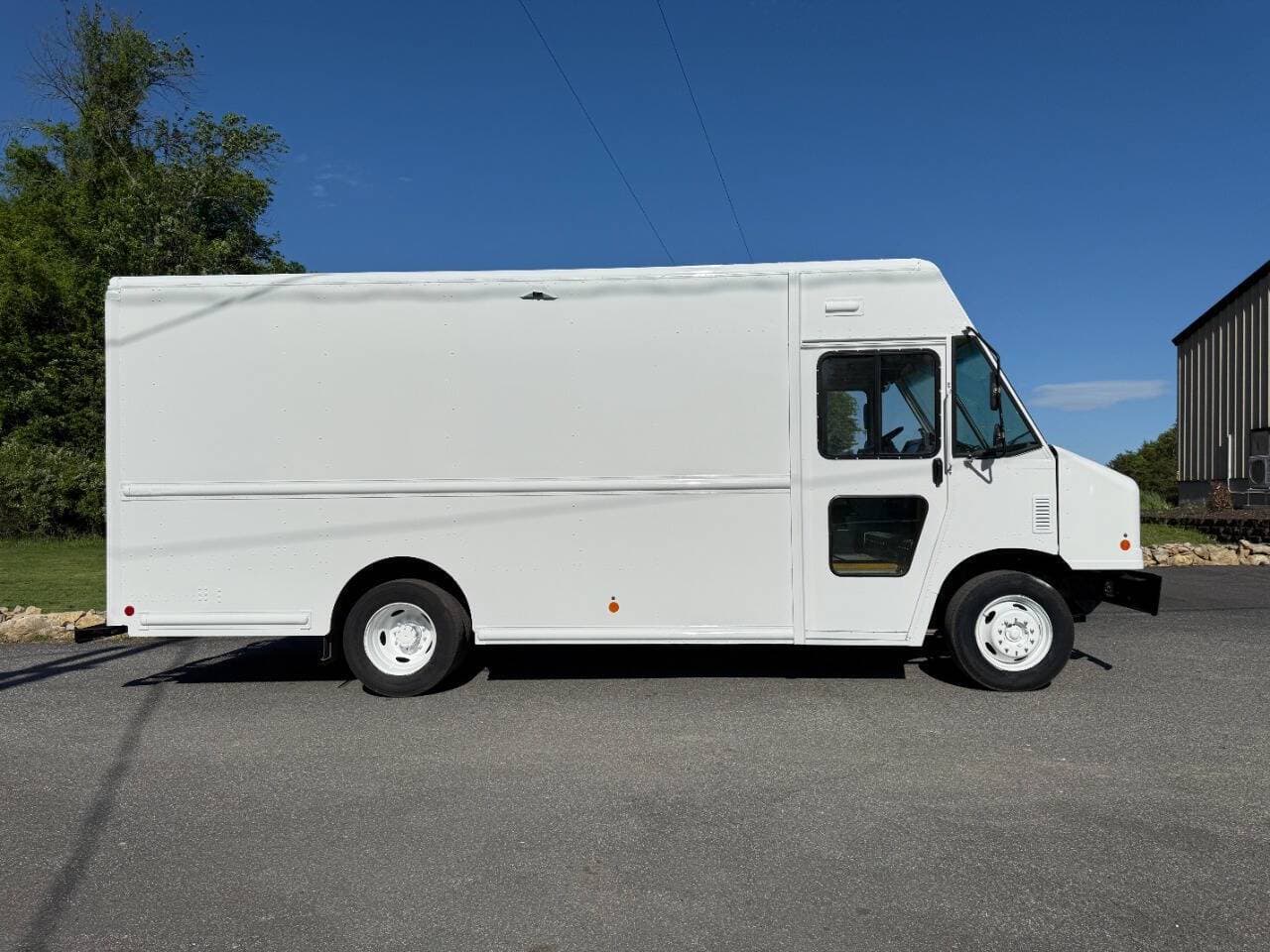 2019 Ford Stripped Chassis image 4