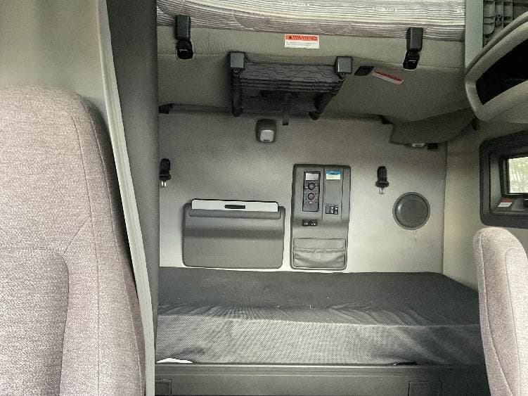 2022 Volvo VNL image 11