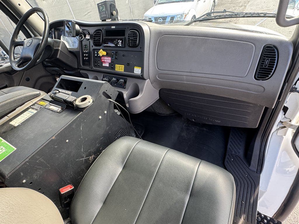 2018 Freightliner M2-106 image 60