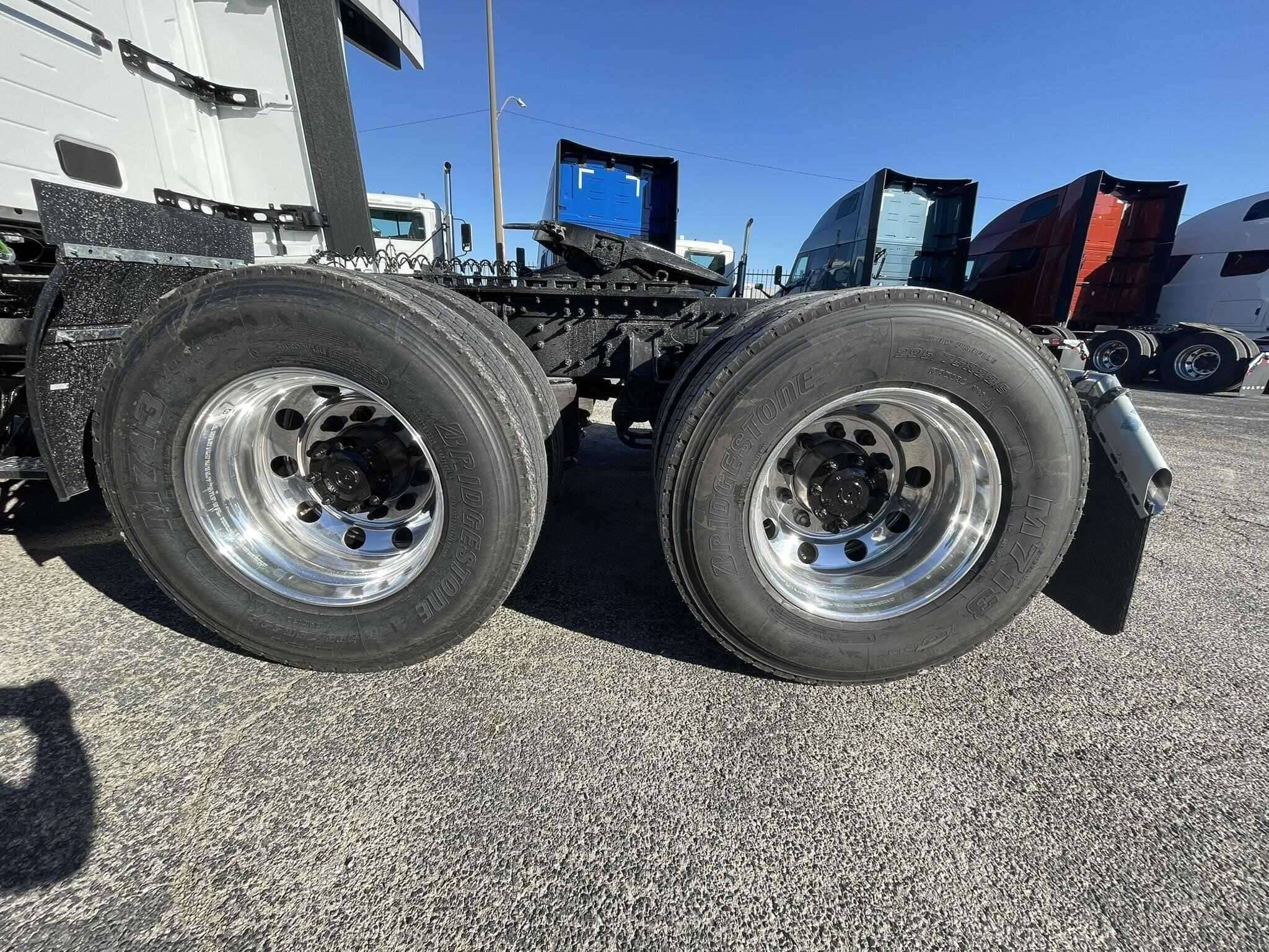 2026 Volvo NEW VNL image 8