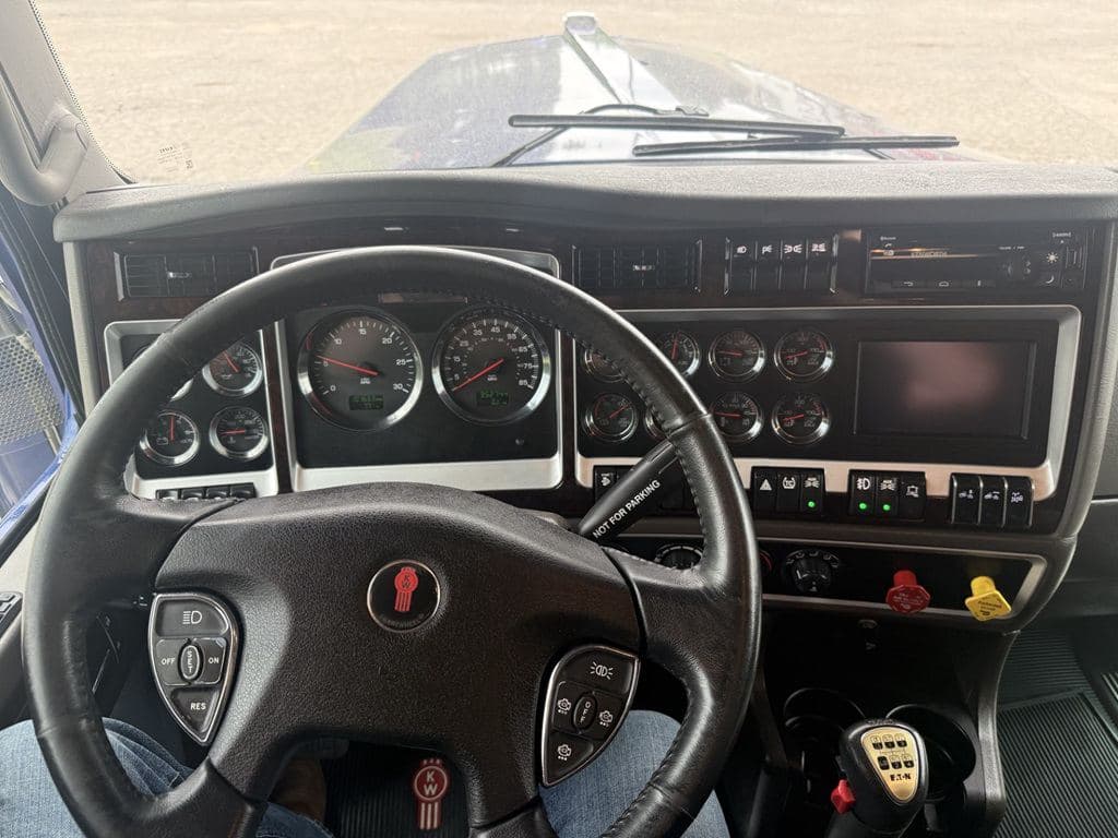 Used 2023 KENWORTH W900L image 21