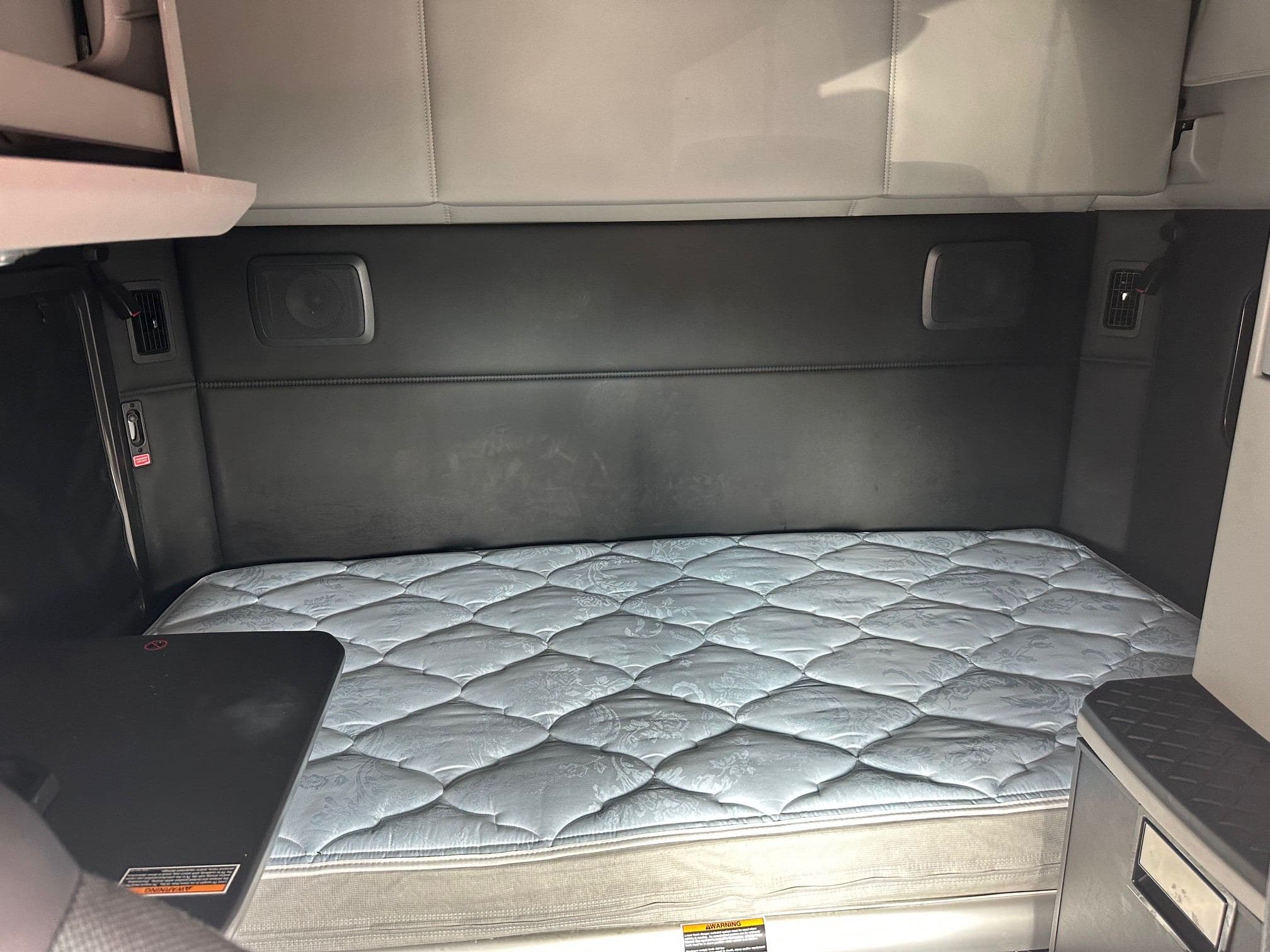 2023 Kenworth T680 image 3