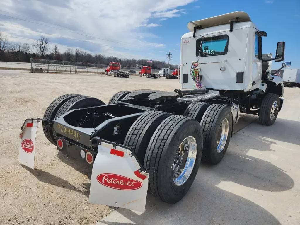 2023 Peterbilt 579 image 2