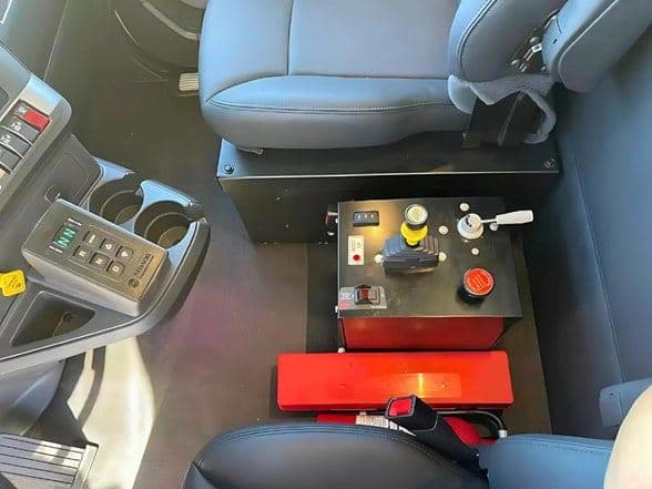 2025 Kenworth T880 image 13