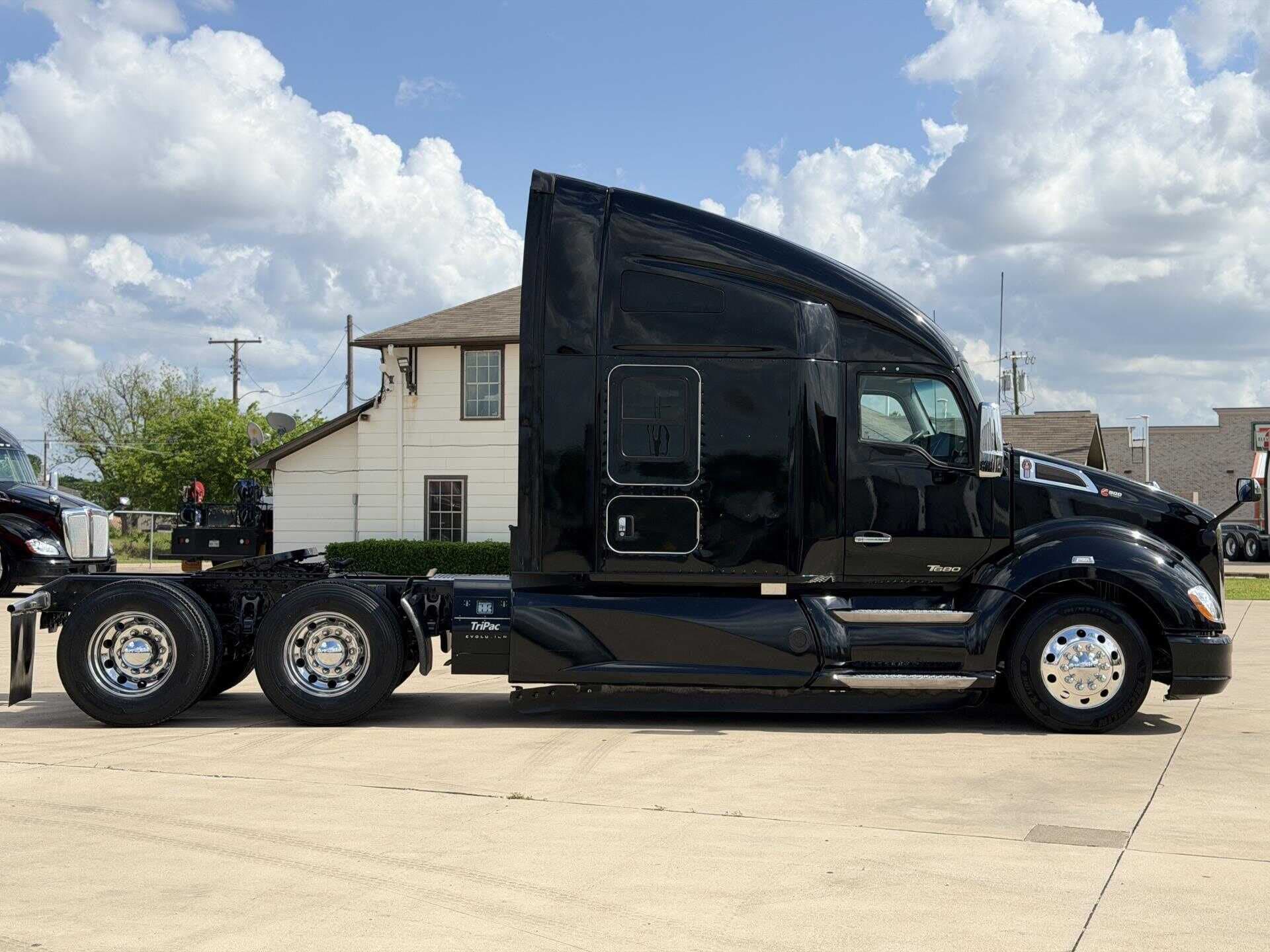 2022 Kenworth T680 image 4