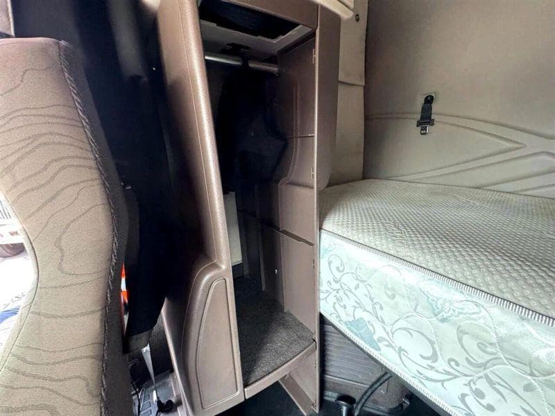 2012 Volvo VNL image 29