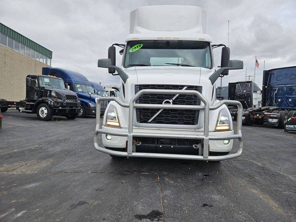 2019 Volvo VNR image 8