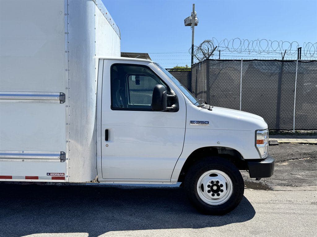 2022 Ford Commercial Vans image 16