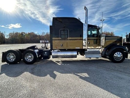 2023 Kenworth W900L image 4