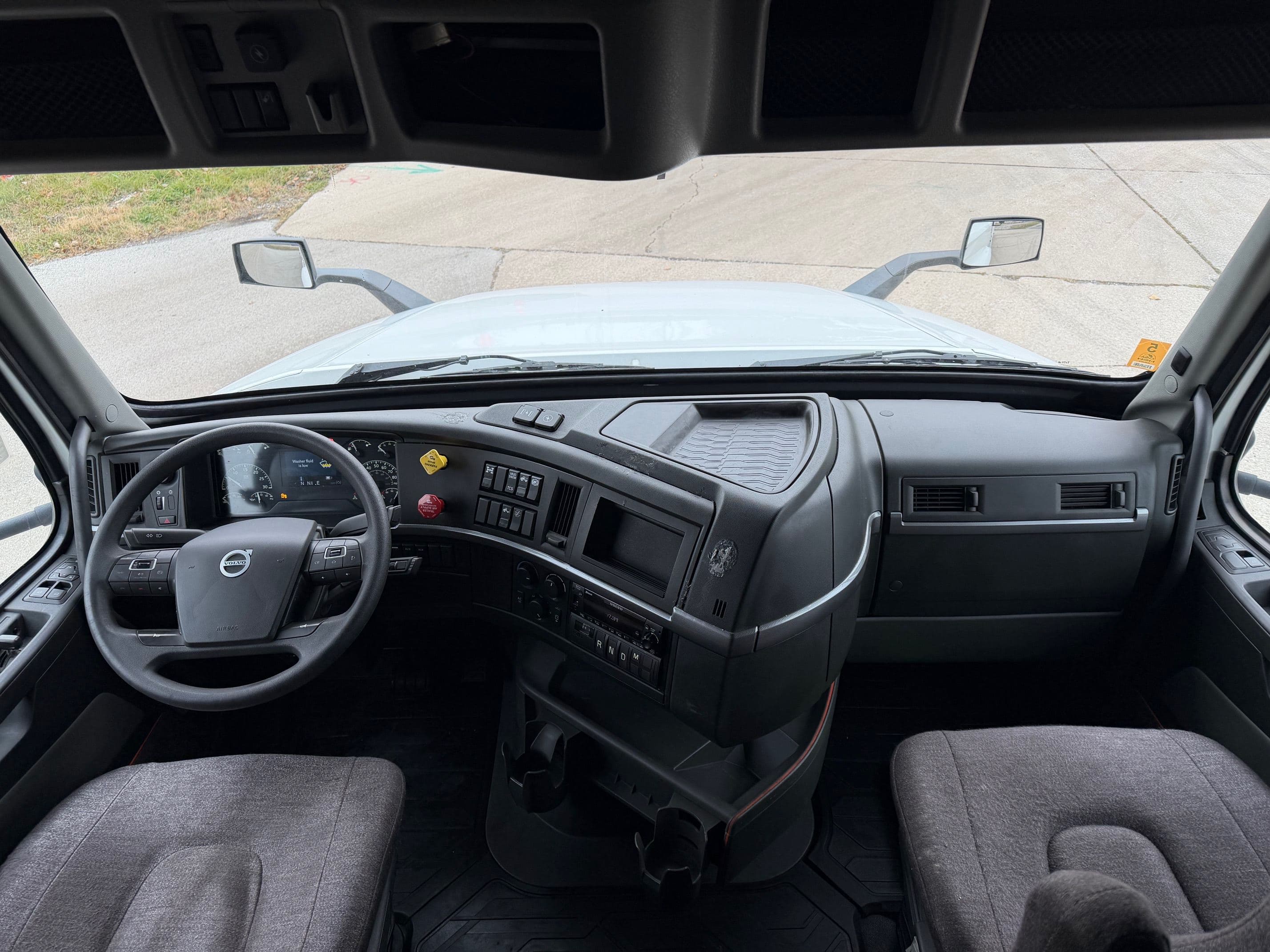 2023 Volvo VNL image 7