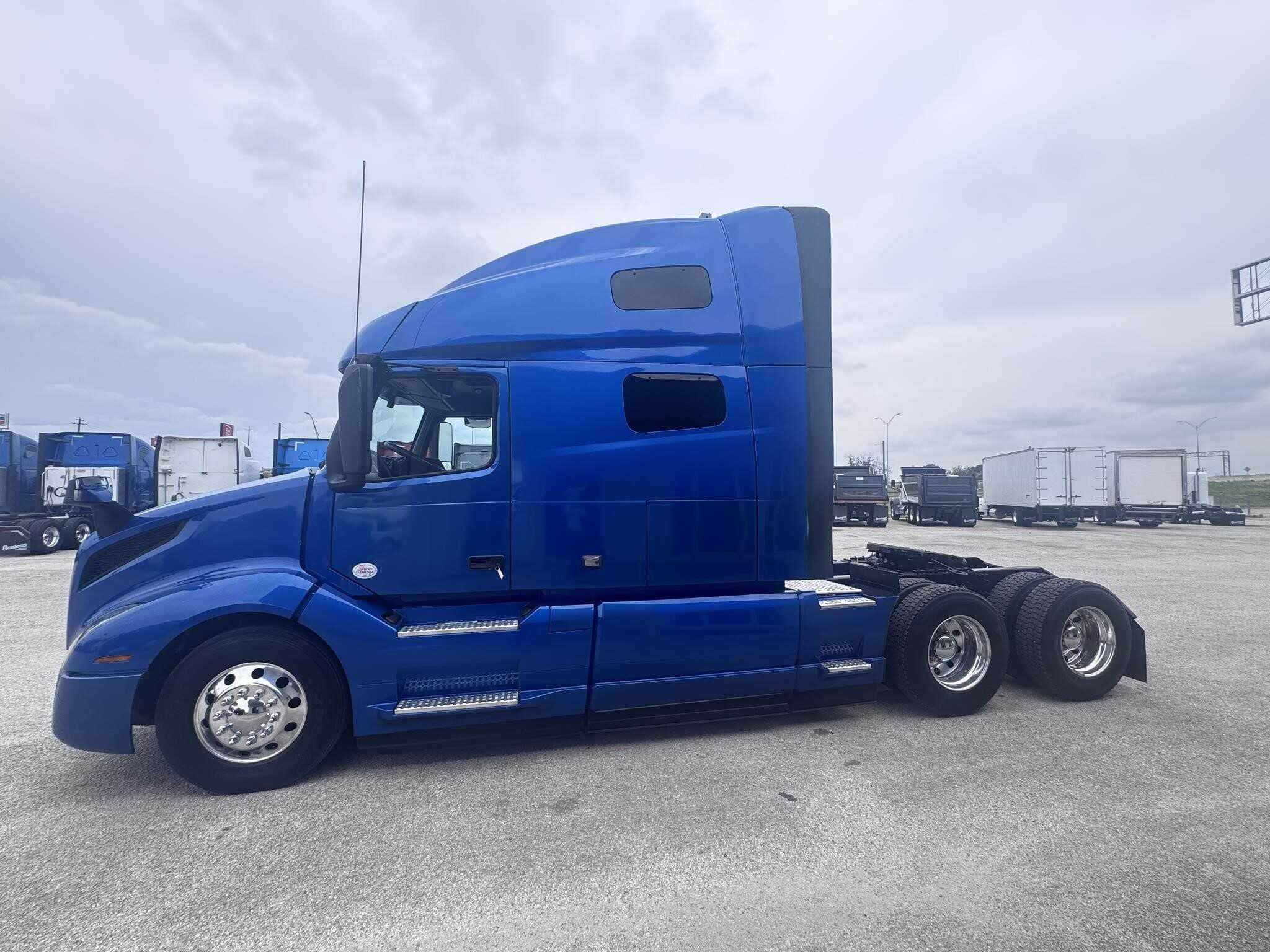 2021 Volvo VNL64760 image 2