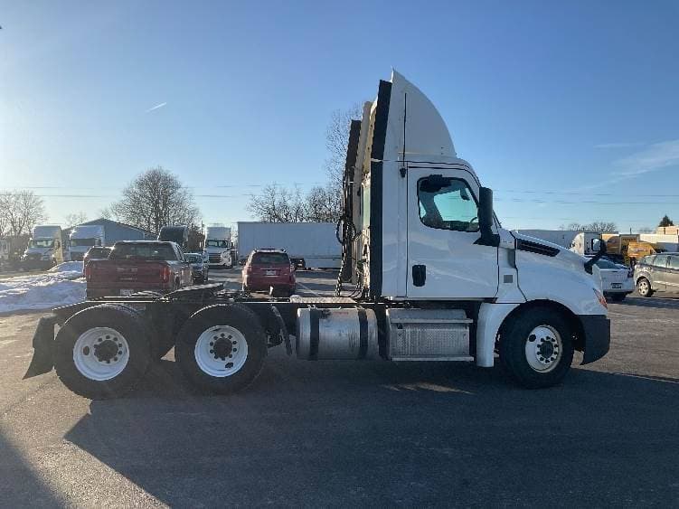 2019 Freightliner Cascadia 126 Day Cab Truck - 435HP, 12 Speed Automatic image 8