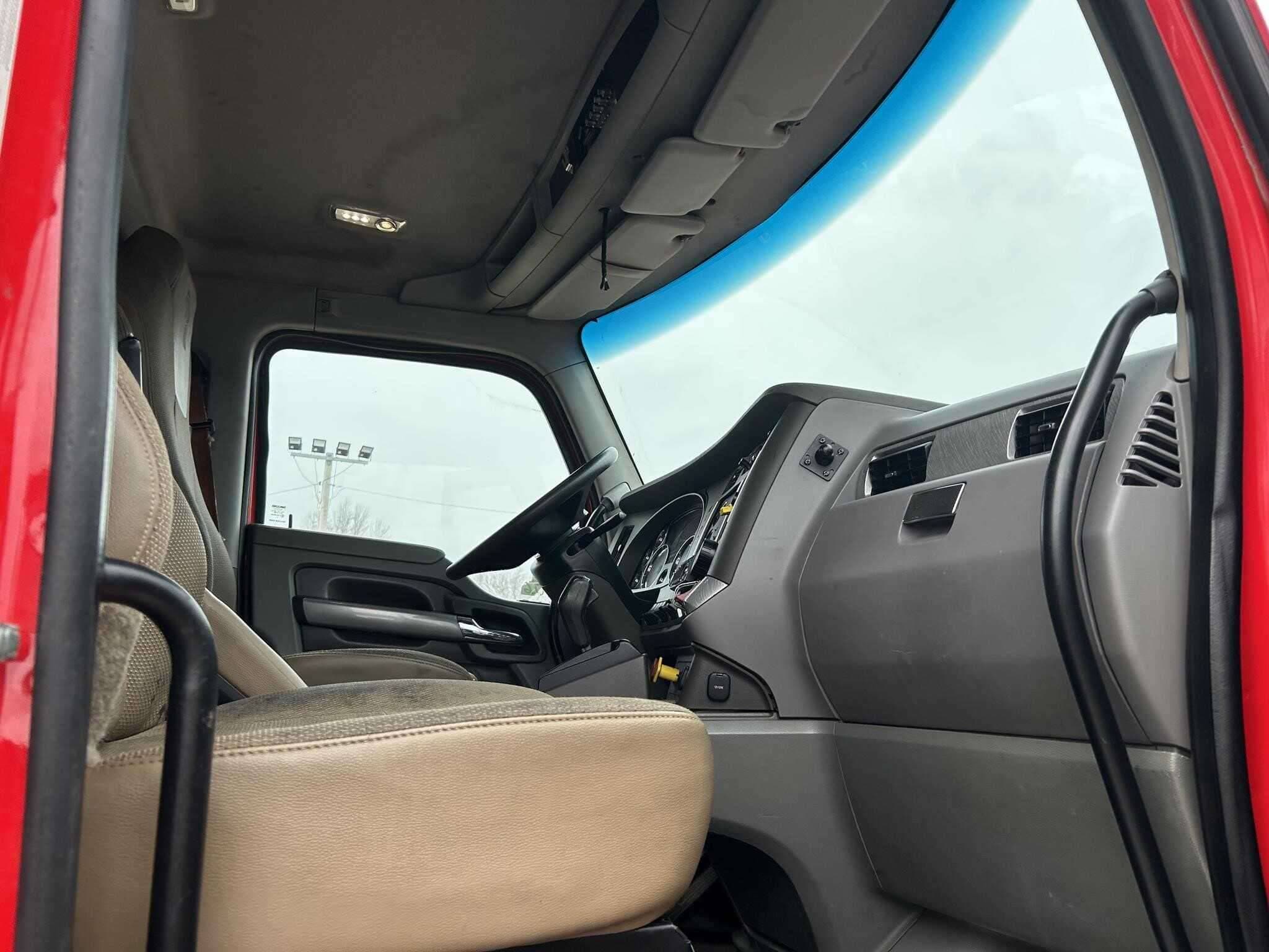 2017 Kenworth T880 image 8