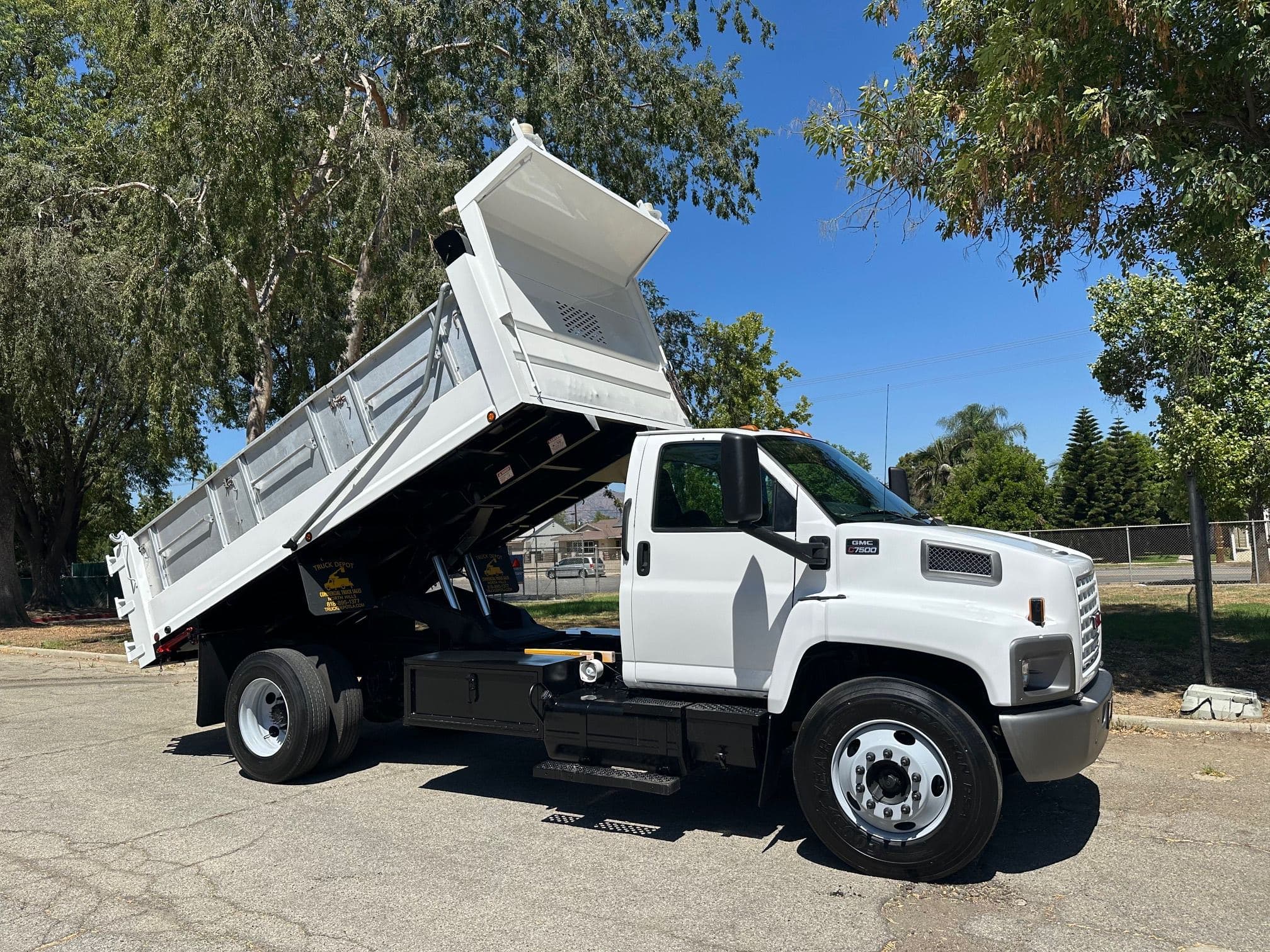2009 GMC TOPKICK C7500 Dump Truck image 2