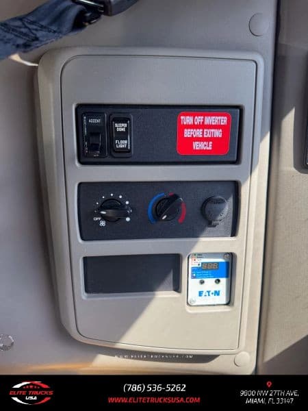 2022 International LT625 image 25