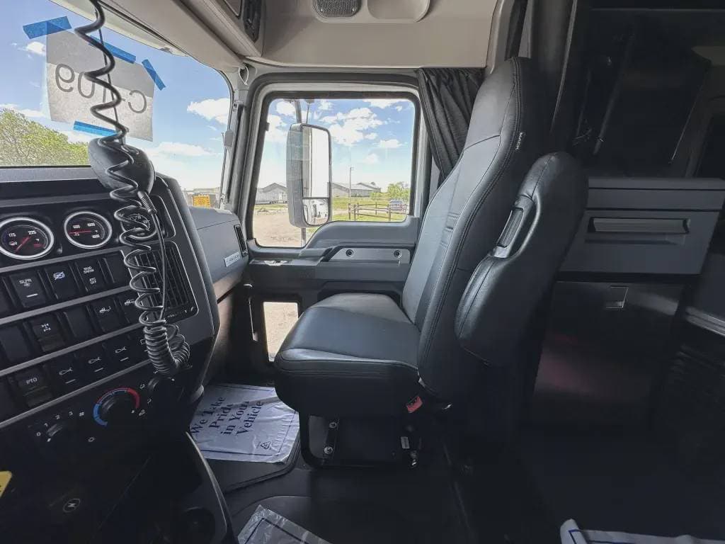 Used 2021 MACK Conventional - Sleeper Truck image 12