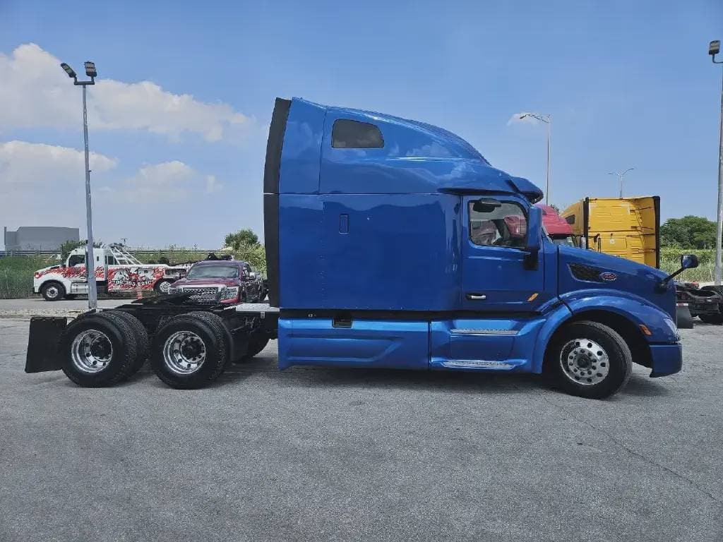 2022 Peterbilt 579 image 4