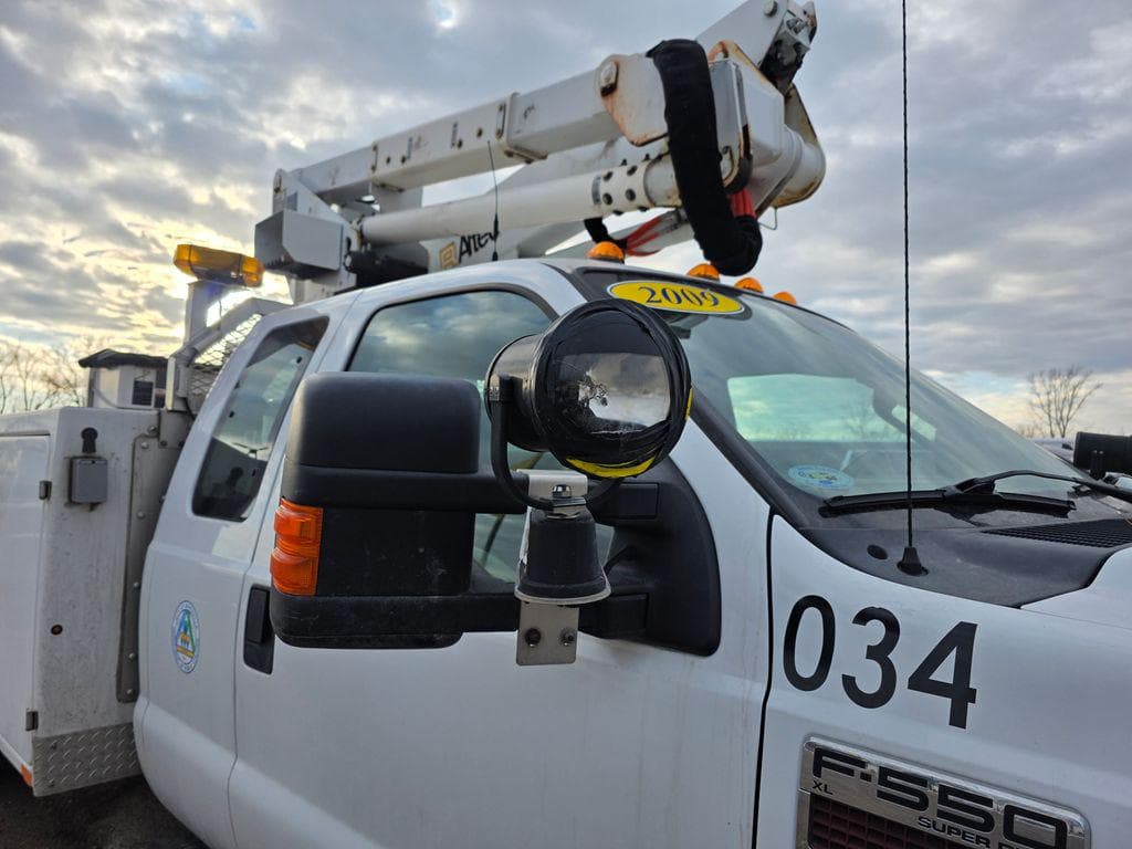 2009 Ford F-550SD XL DRW Bucket Crane image 17