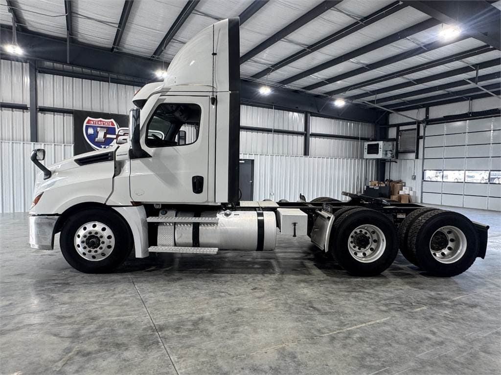 2020 Freightliner Cascadia 126 image 2