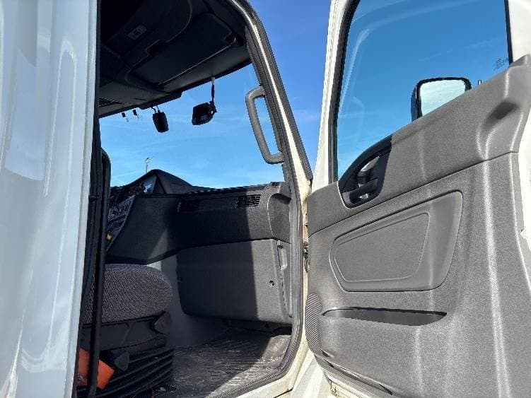 2023 International LT62F image 9