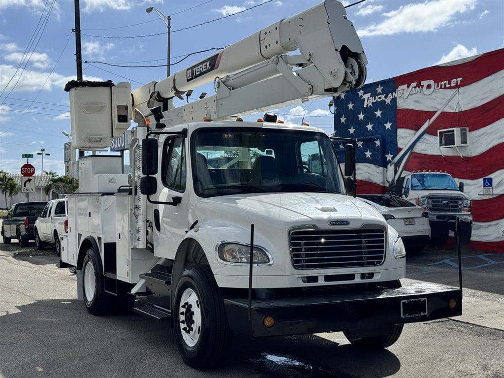 2015 Freightliner M2 106 image 1