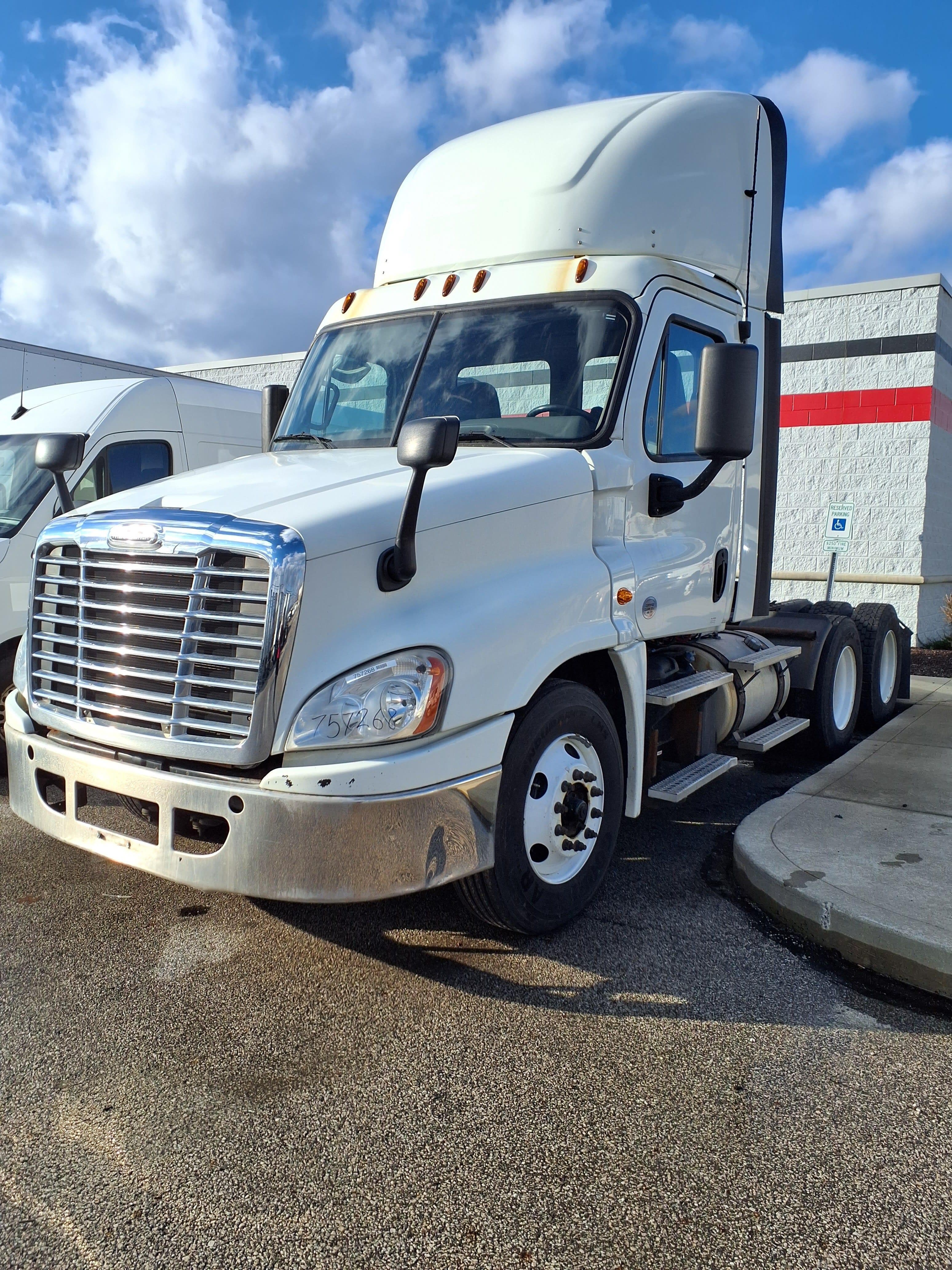 Used 2018 FREIGHTLINER/MERCEDES Conventional - Day Cab - CASCADIA 125 For Sale image 1