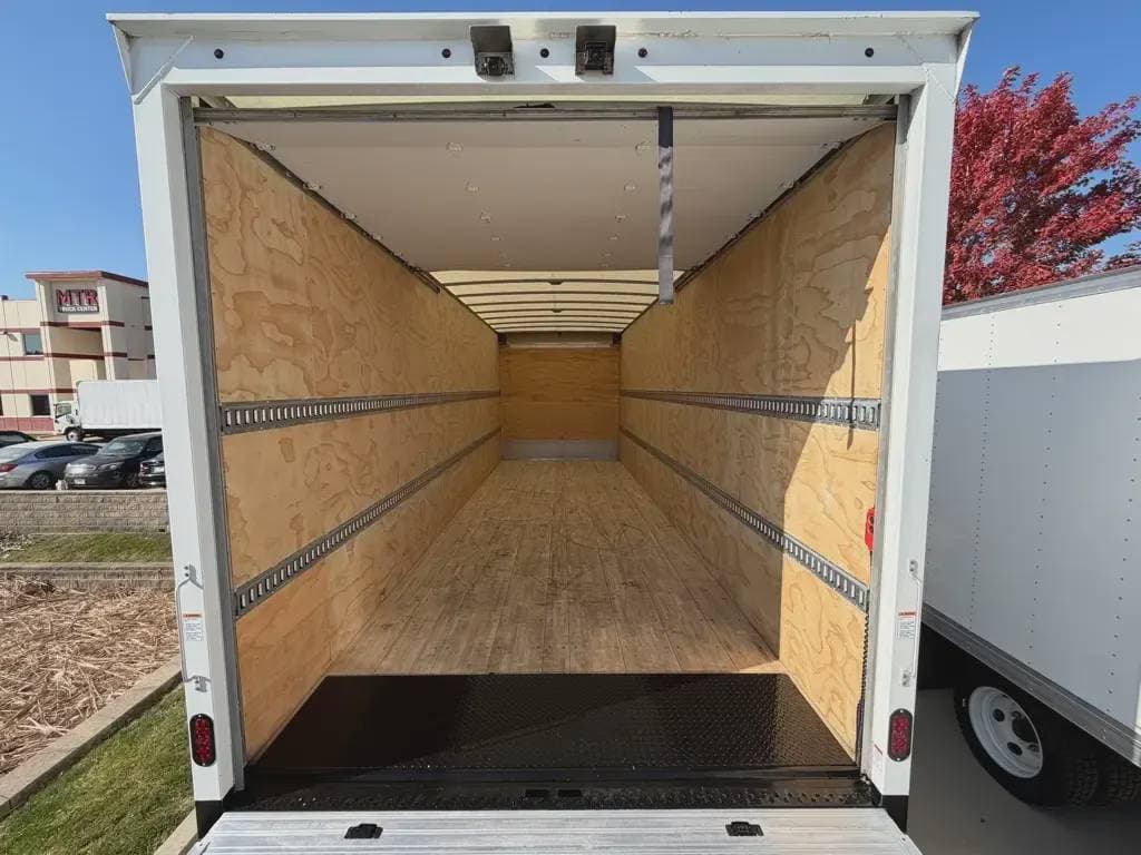 Used 2024 ISUZU Cabover Truck - COE, Contractor Truck, Box Truck - Straight Truck - FTR For Sale image 5