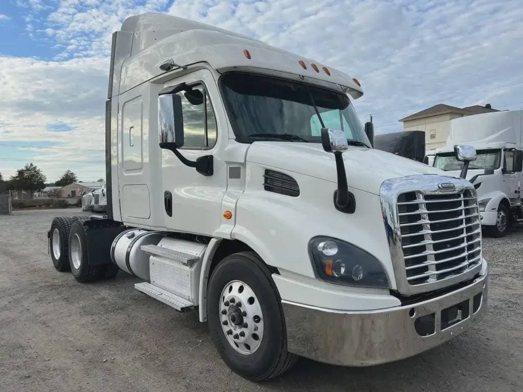 2019 Freightliner Cascadia 113 image 2