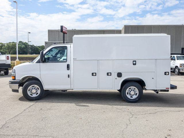 2025 Chevrolet Express 3500 Work Van Cutaway image 6