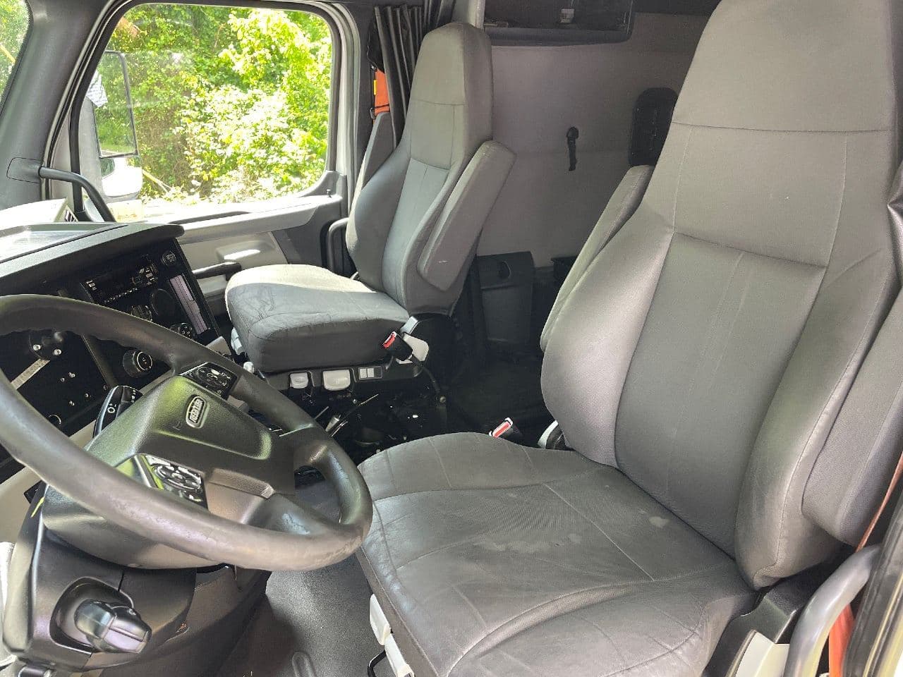 2019 Freightliner Cascadia 126 image 19