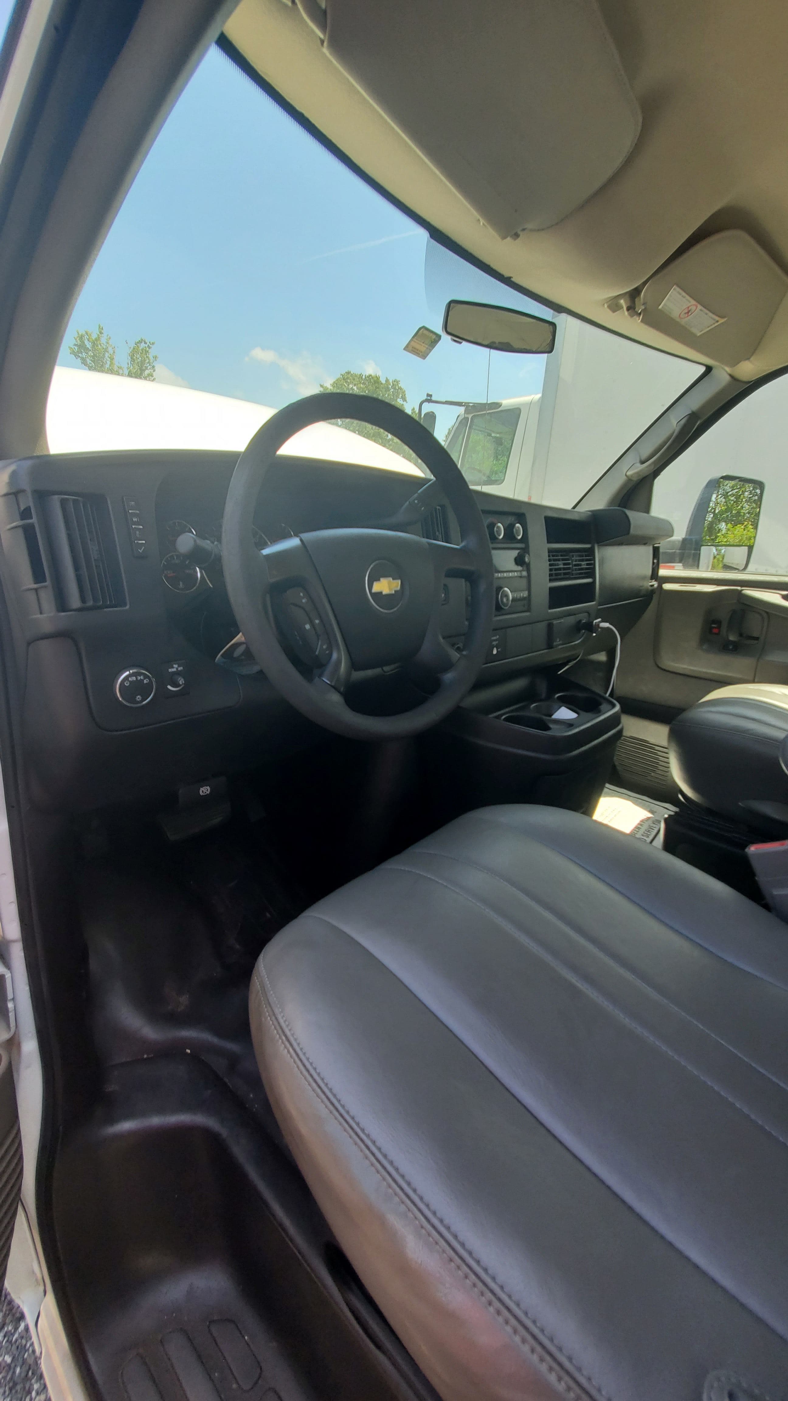 2015 Chevrolet Express image 5