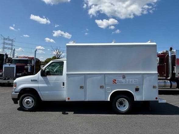 2025 Ford E350 image 4