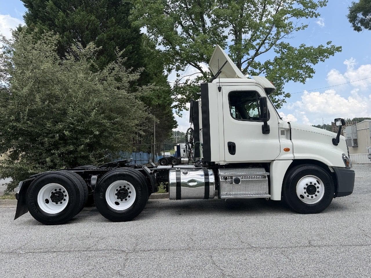 2018 Freightliner Cascadia 125 image 2