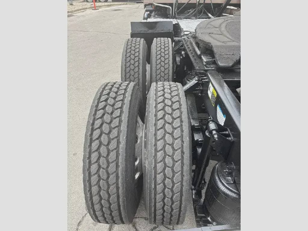 Used 2020 MACK Conventional - Sleeper Truck image 9