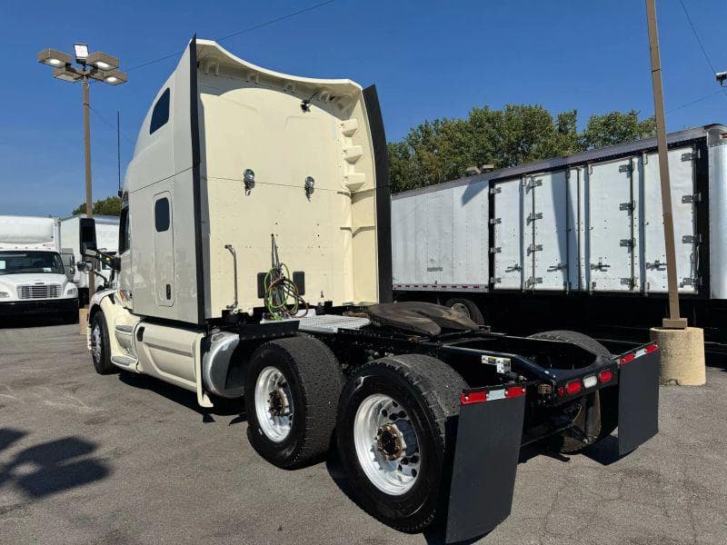 2022 Peterbilt 579 image 17