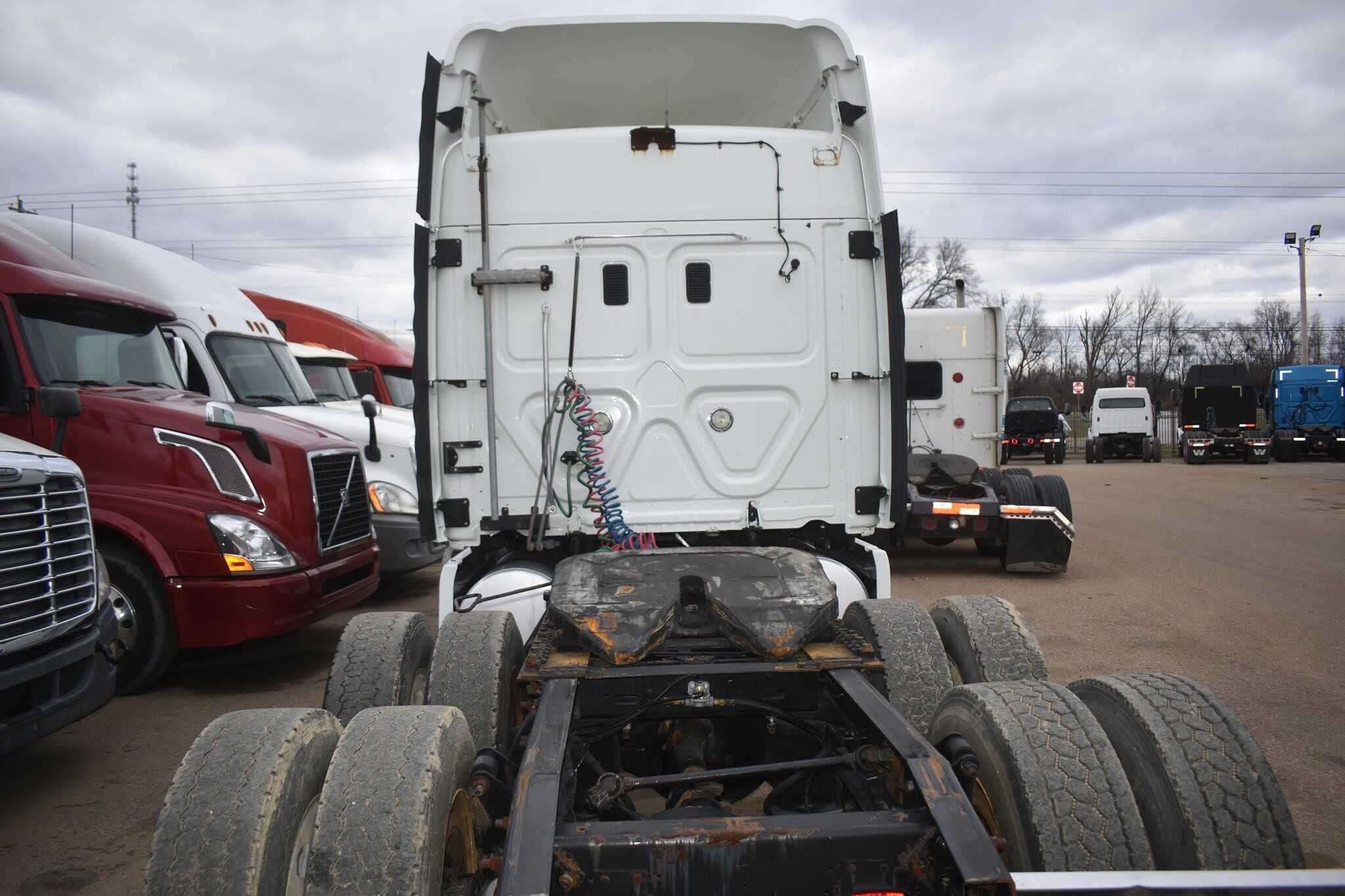 2011 Freightliner Cascadia image 3