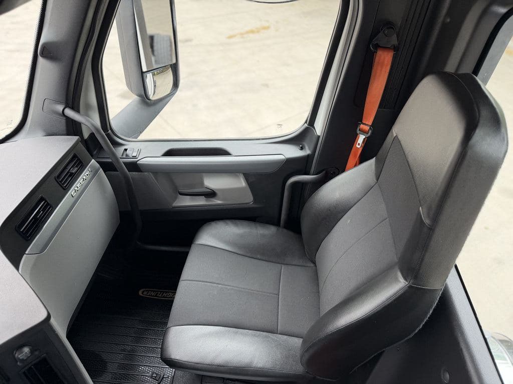 Used 2022 FREIGHTLINER PT126064S T image 22