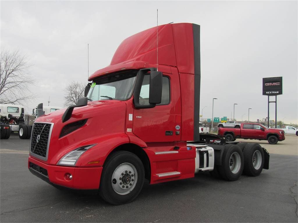 2020 Volvo VNR image 2