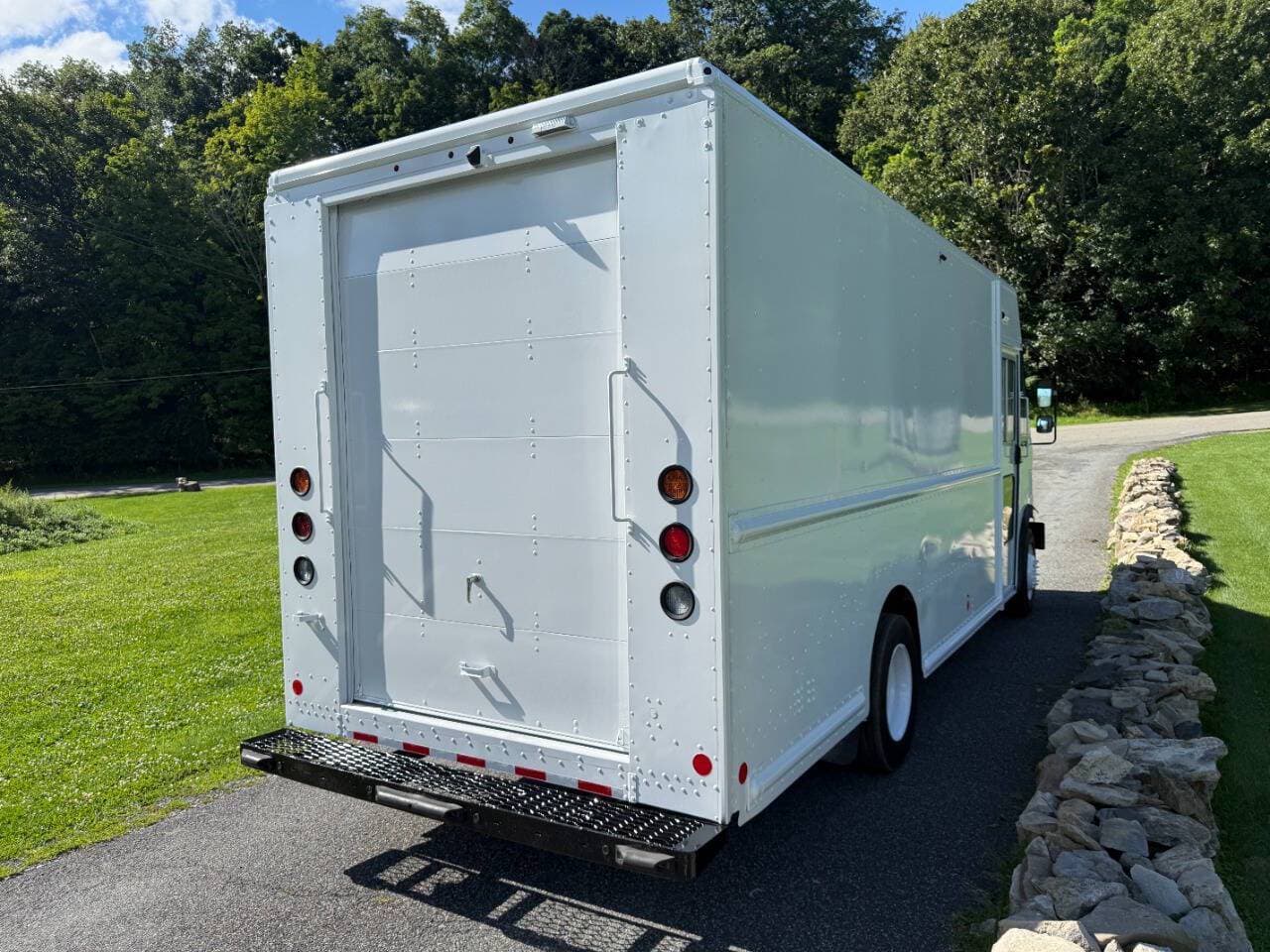 2020 Ford Stripped Chassis image 8