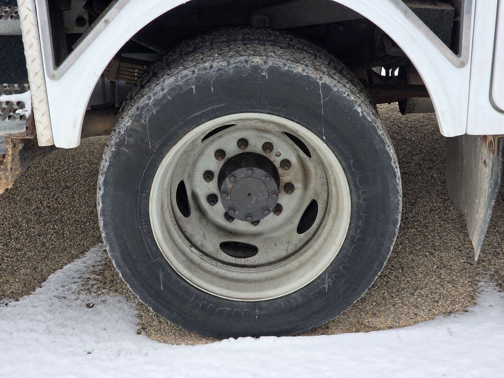 2009 Ford F-550SD XLT DRW image 11