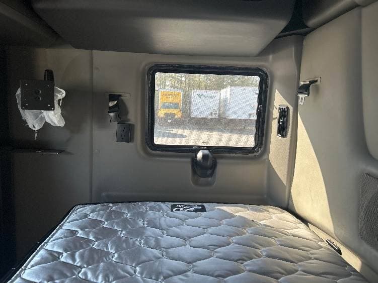 2023 International LT62F image 9