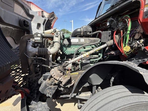 2023 Volvo VNL64T760 image 9