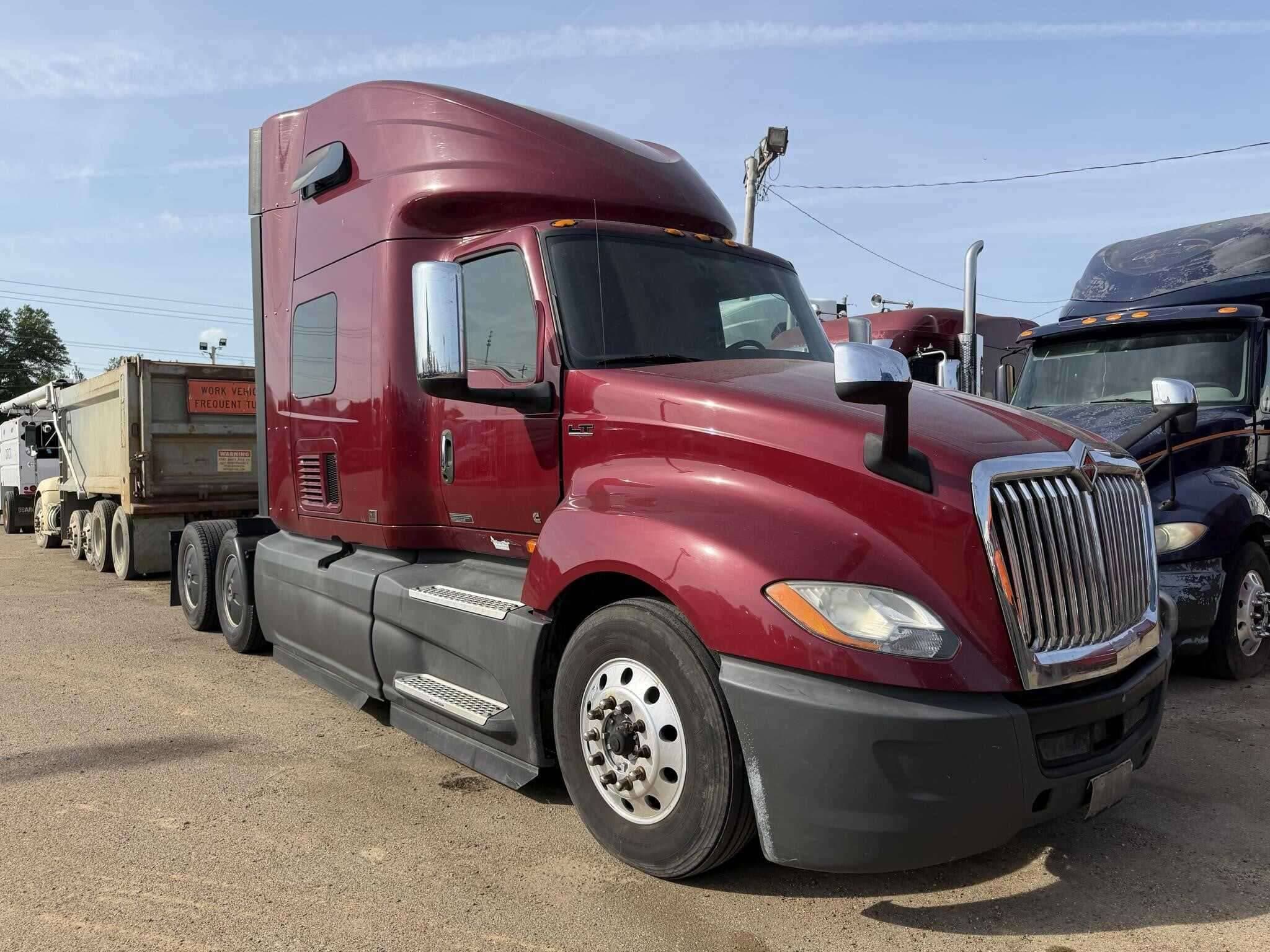 2020 International LT625 image 2