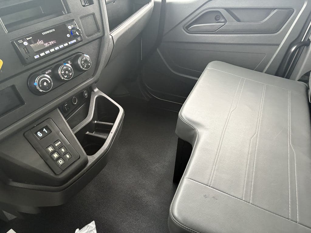 Used 2025 KENWORTH T280 image 1